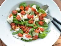 Sallad med ugnsbakad tomat och mozzarella